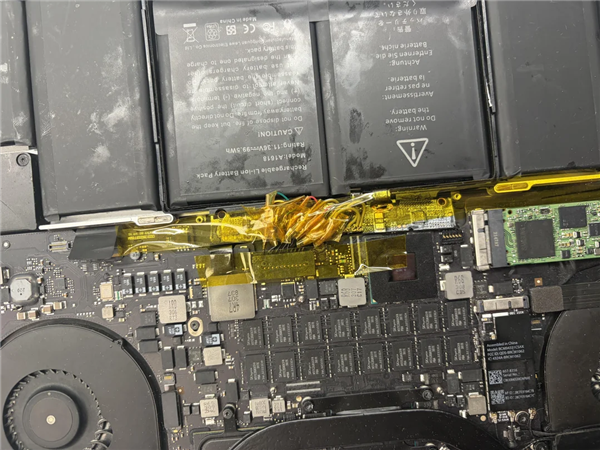 投注：拿命在玩電腦！舊款MacBook電池型號買錯用飛線強連：起火隱患極大