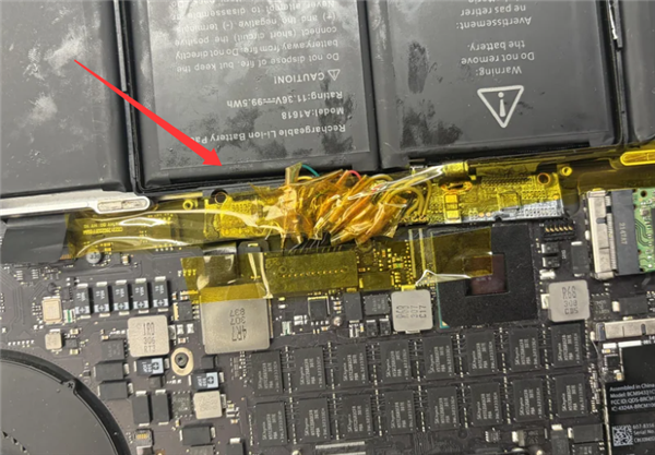 投注：拿命在玩電腦！舊款MacBook電池型號買錯用飛線強連：起火隱患極大